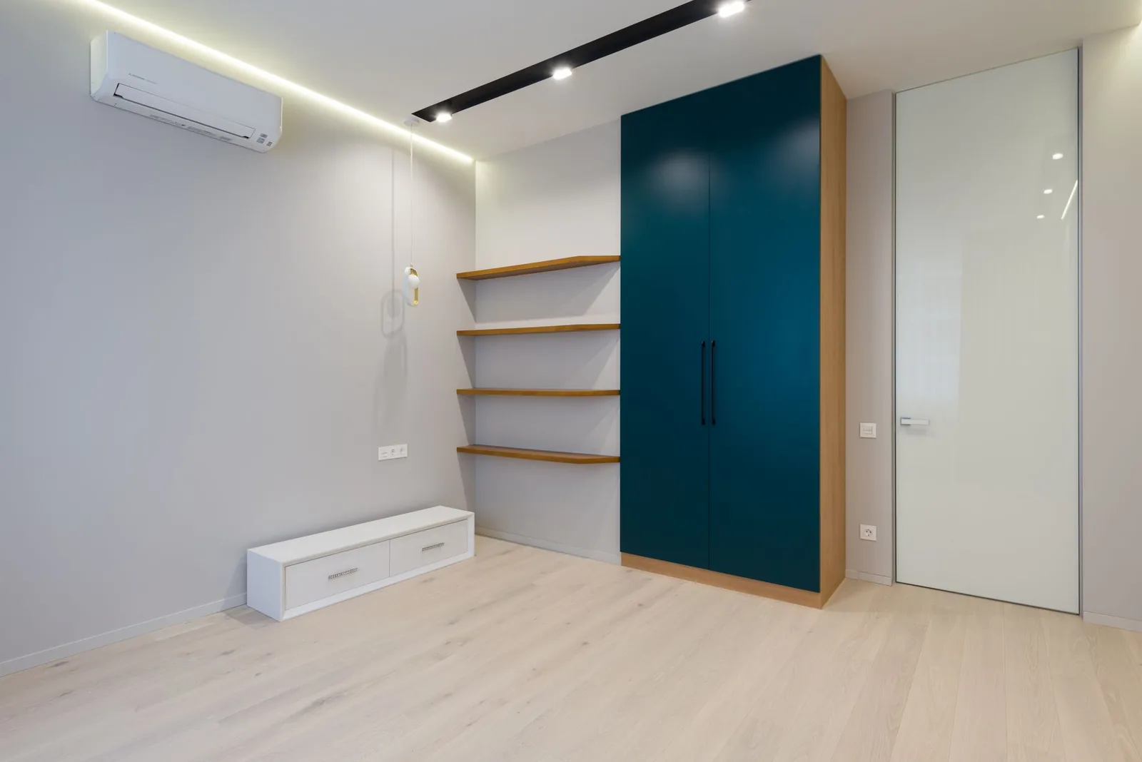 White wall-mounted senville leto mini split review unit in a modern room with light wood flooring